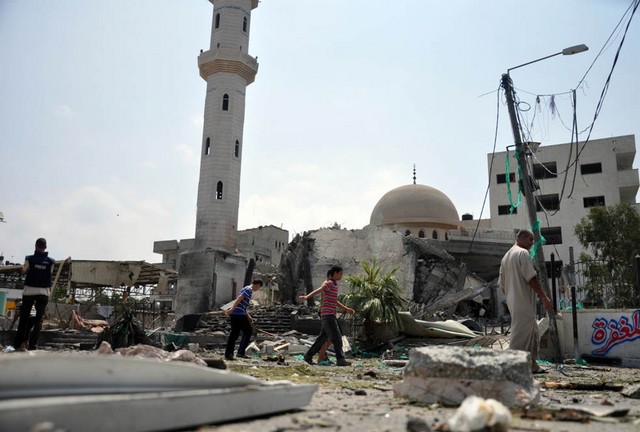 بمباران مسجد و منازل در غزه‎ (عکس)
