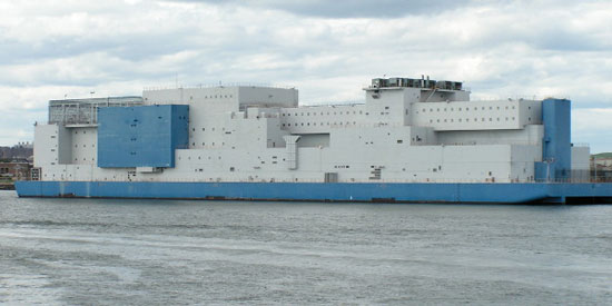 بزرگترین زندان شناور در جهان 1