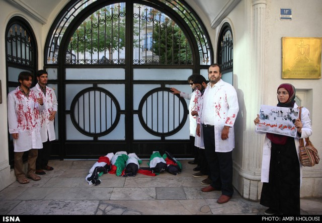 تجمع اعتراض‌آمیز مقابل دفتر حافظ منافع مصر در ایران (عکس)