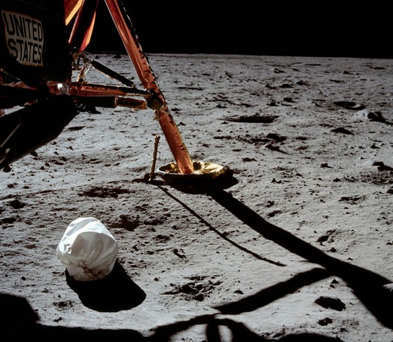 اولین سفر انسان به ماه (+عکس)