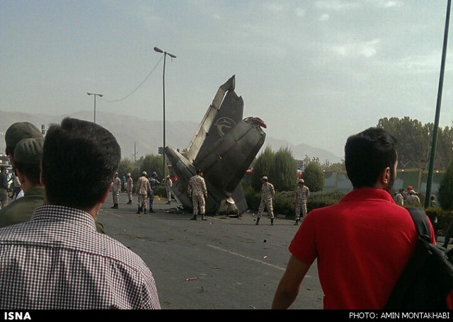 سقوط یک فروند هواپیما در شهرک آزادی تهران(عکس)