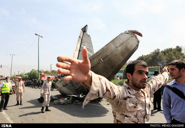 سقوط هواپیمای مسافربری در غرب تهران (عکس)
