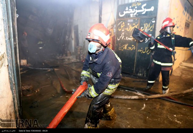 آتش سوزی مهیب کارخانه روغن موتور - شیراز (عکس)