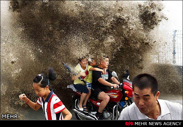 375568 806 امواج رودخانه در چین گردشگران را غافلگیر کرد + تصاویر