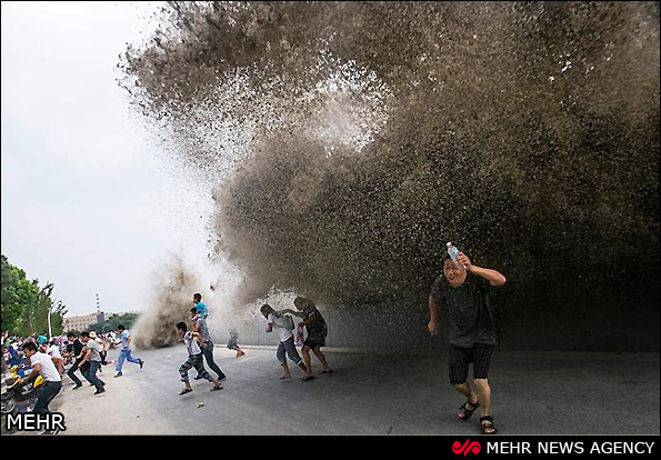 375570 938 امواج رودخانه در چین گردشگران را غافلگیر کرد + تصاویر