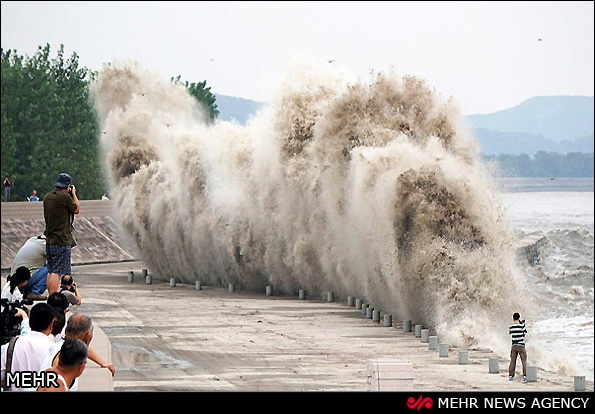 375571 105 امواج رودخانه در چین گردشگران را غافلگیر کرد + تصاویر