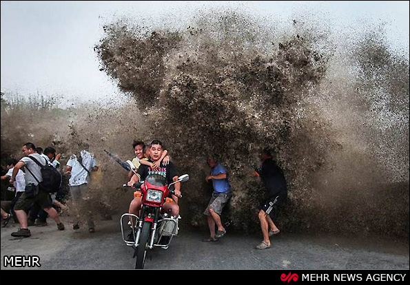 375572 143 امواج رودخانه در چین گردشگران را غافلگیر کرد + تصاویر