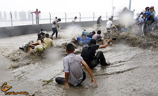 375575 588 امواج رودخانه در چین گردشگران را غافلگیر کرد + تصاویر