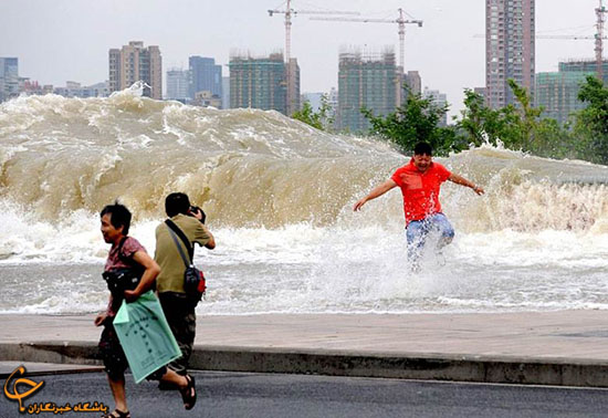 375576 601 امواج رودخانه در چین گردشگران را غافلگیر کرد + تصاویر