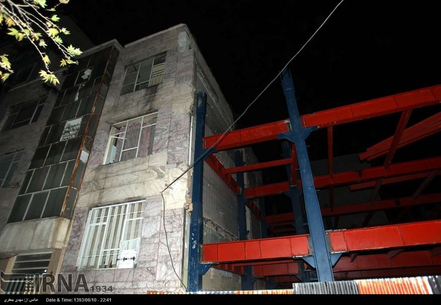 فرو ریختن یک ساختمان در تهران (عکس)