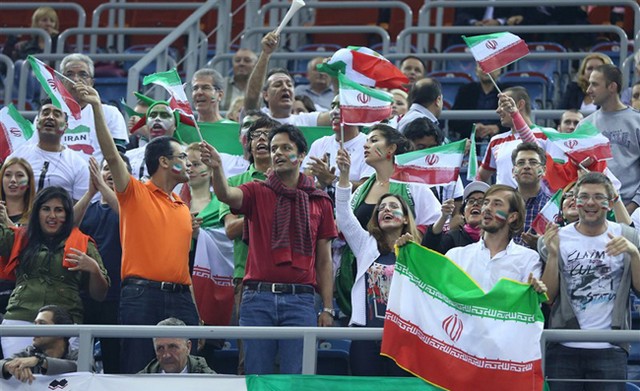 تماشاگران زن ایرانی در بازی والیبال با آمریکا در لس آنجلس + تصاویر