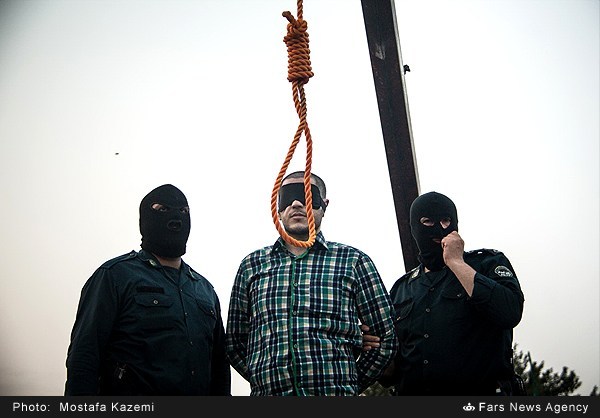 اعدام یک مجرم در ملأعام در ساری