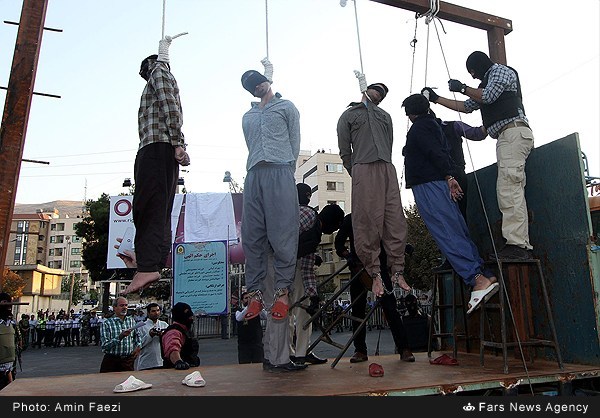 اجرای حکم اعدام متهمان آدم ربا و متجاوز به عنف در شیراز (عکس)