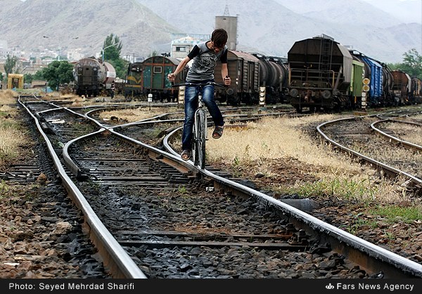 زندگی در کنار راه آهن (عکس)