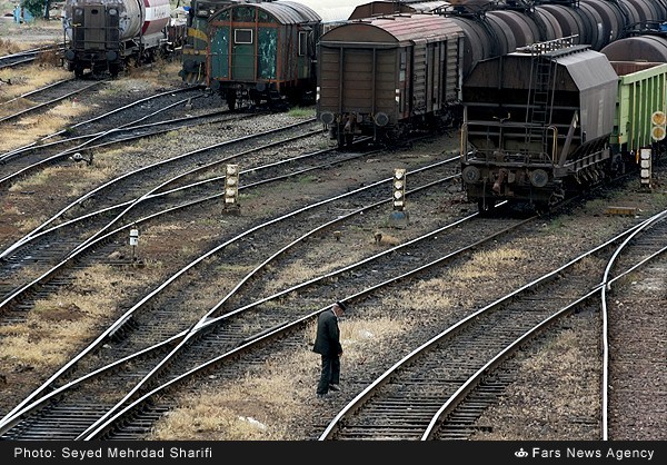 زندگی در کنار راه آهن (عکس)