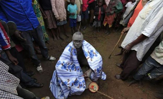 سنت عجیب ختنه در قبیله ای در غرب کنیا (+عکس)