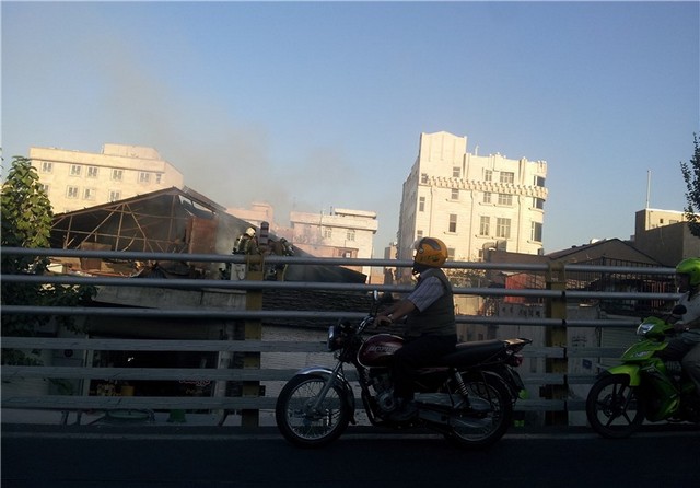 آتش سوزی در پل چوبی تهران (+عکس)