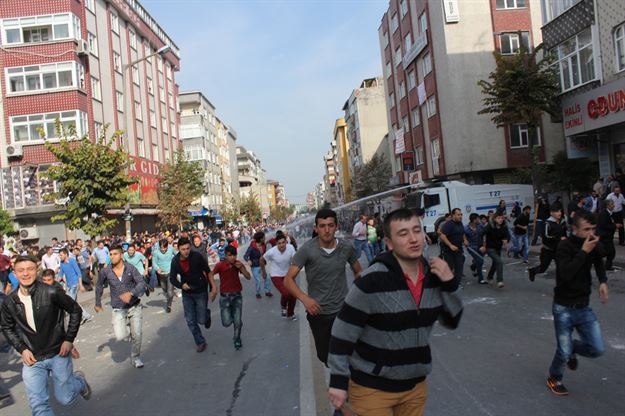 14 کشته و صدها زخمی در اعتراضات گسترده سه شنبه شب در مناطق کردنشین ترکیه (+عکس)