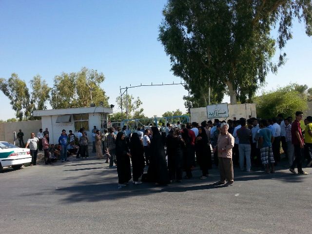 تجمع اعتراضی به یک پروژه نیروگاه اتمی بوشهر (+عکس)