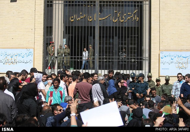تجمع اصفهانی ها در اعتراض به اسید‌پاشی‌ های اخیر (عکس)