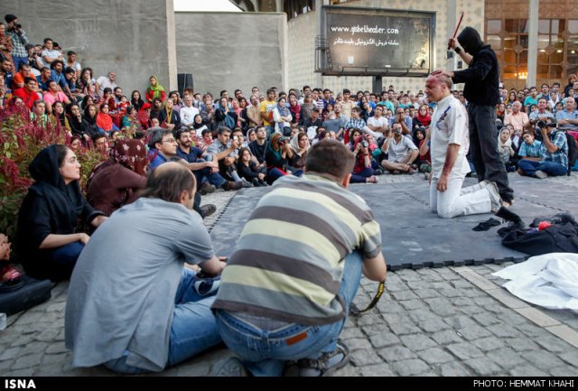 اجرای تئاتر «تن آهنگ» در اعترض به داعش (عکس)