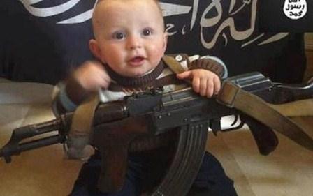 بازی نوزاد داعشی با سر بریده (+عکس)