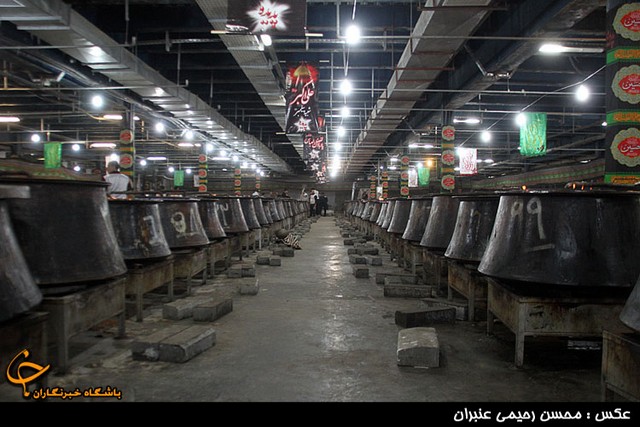 توزیع 110 دیگ آش شله مشهدی در عاشورا (عکس)