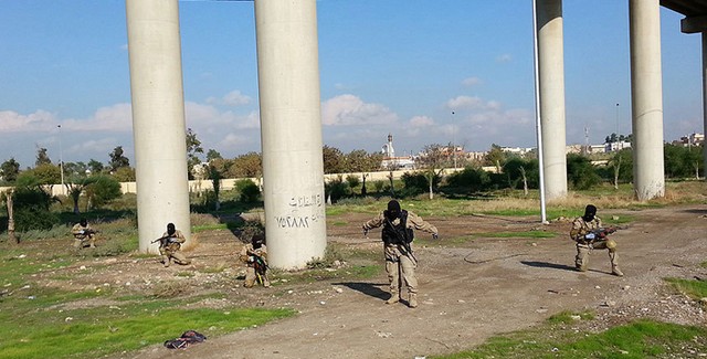 تمرینات نظامی داعش در وسط شهر (عکس)