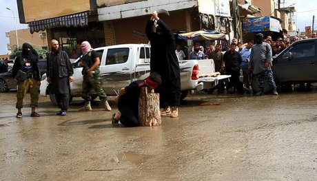 گردن زدن سوری‌ها با شمشیر داعش(+عکس)