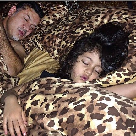 عکسی بامزه از دایی و دخترش درحال خواب