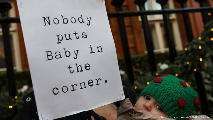 شیر دادن اعتراضی مادران بریتانیایی به نوزادان در ملاءعام (+عکس)