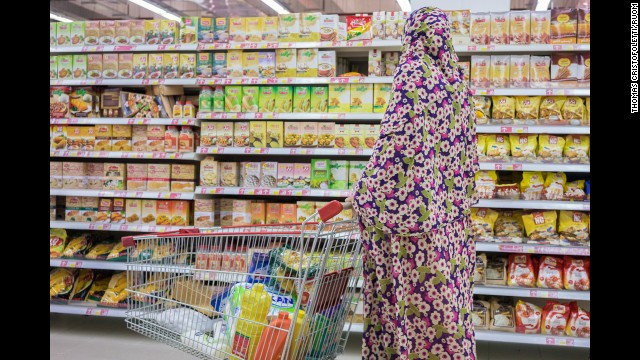 تصاویر عکاس ایتالیایی از رواج فروشگاه های به سبک غربی در ایران (+عکس)
