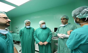 جراحی وزیر بهداشت در بيمارستان شيخ راغب حرب در جنوب لبنان (+عکس)