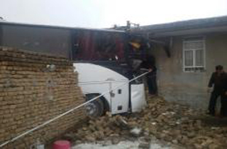 ورود اتوبوس به حیاط خانه ای در بروجرد/ 22 زخمی (+عکس)