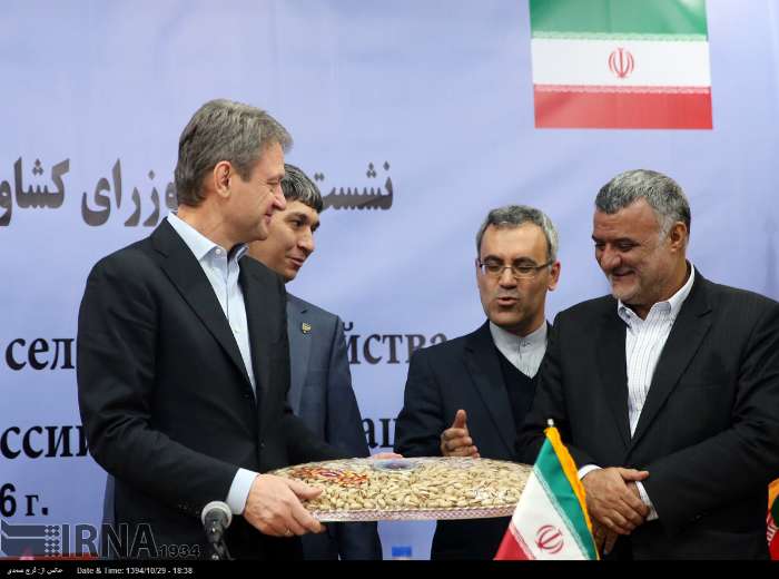 خشکبار، هدیه وزیر کشاورزی ایران به همتای روسی خود (عکس)
