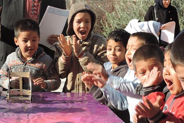 گزارشی از اهدای لباس گرم به کودکان کار با حضور لیلا بلوکات (+عکس)