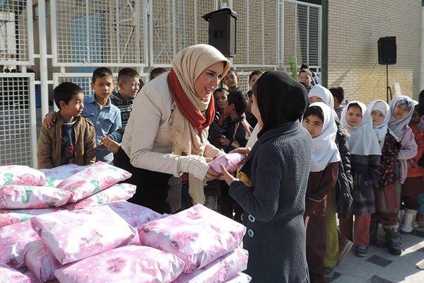 گزارشی از اهدای لباس گرم به کودکان کار با حضور لیلا بلوکات (+عکس)