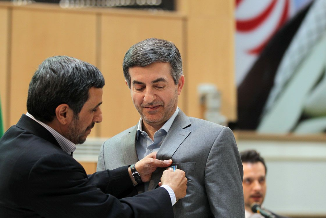 احمدی نژاد به چه کسانی نشان اعطا کرد؟/ از مشایی و رحیمی تا صالحی