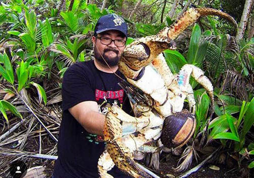 سلفی در آغوش بزرگترین خرچنگ دنیا (+عکس)