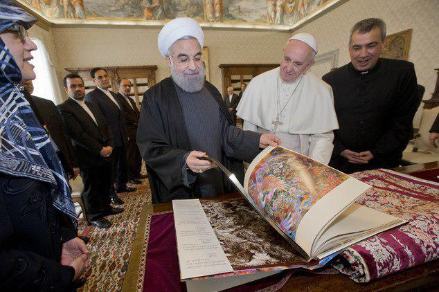 هدیه حسن روحانی به پاپ فرانسیس (+عکس)
