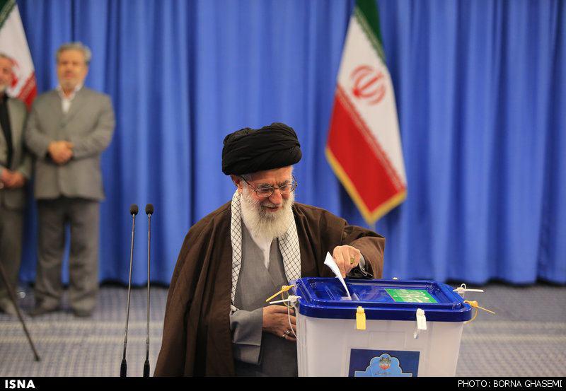 مقام معظم رهبری رأی خود را به صندوق انداختند/هر کسی ایران را دوست دارد در انتخابات شرکت کند.