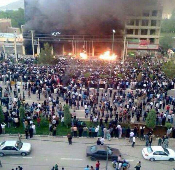 تجمع و آتش زدن هتل مهاباد در اعتراض به مرگ مشکوک دختر جوان / 25 نفر زخمی شدند