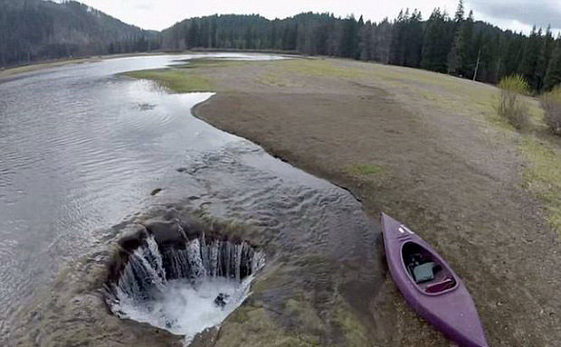 دریاچه‌ای که غیب و دوباره پیدا می‌شود (+عکس)