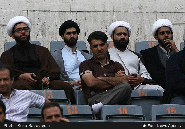 4 روحانی تماشاگر بازی استقلال (عکس)