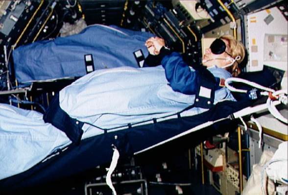 فضانوردان چگونه می خوابند