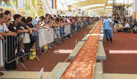 طولانی ترین پیتزای جهان در ایتالیا