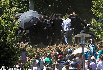 حمله به نخست وزیر صربستان با سنگ و بطری و کفش در سالگرد کشتار سربرنیتسا(+عکس)