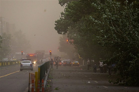 توفان شدید آسمان تهران را تیره کرد