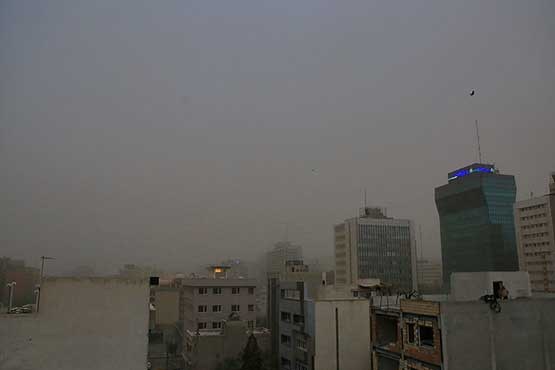 توفان شدید آسمان تهران را تیره کرد