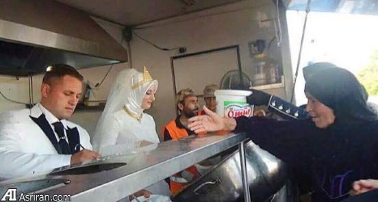 عروس و داماد ترک به جای مراسم،به آوارگان سوری غذا دادند (عکس)